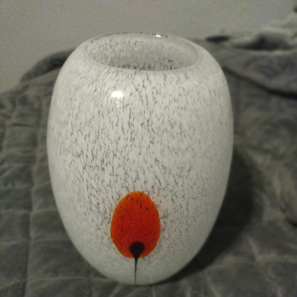 Minimalist Modern White Speckled Hand Blown Art Glass Vase 7.5X5" Red Flower - Picture 1 of 2